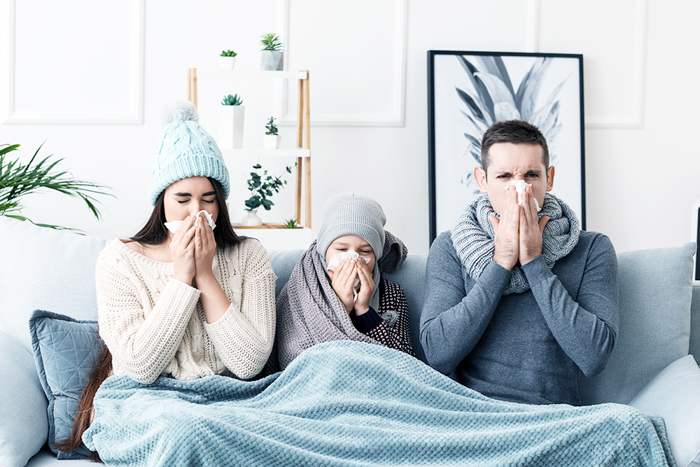 Familie krank auf Sofa